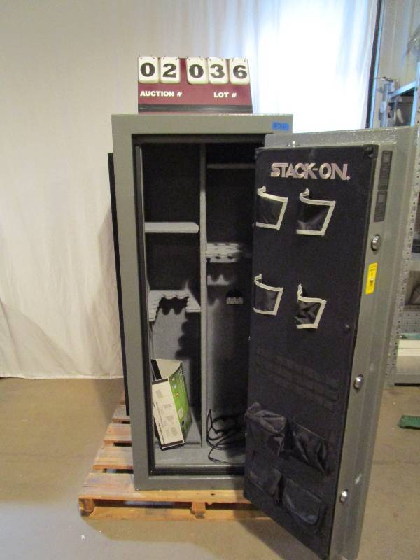 lot 36 image: Total Defense 24 Gun Combination Safe