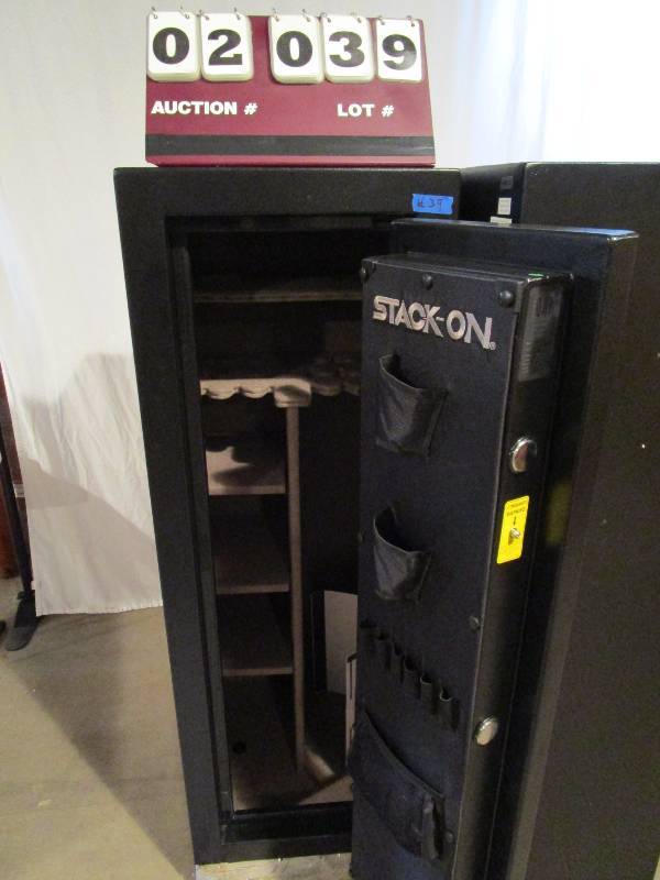 lot 39 image: Armorguard 18 Gun Electronic Safe
