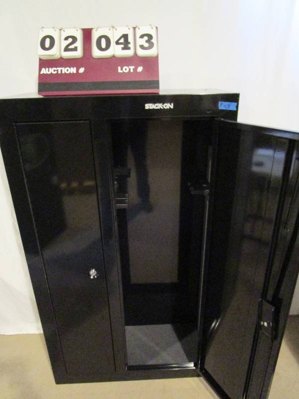 lot 43 image: GunAmmo Security 10 Gun Double Door Cabinet