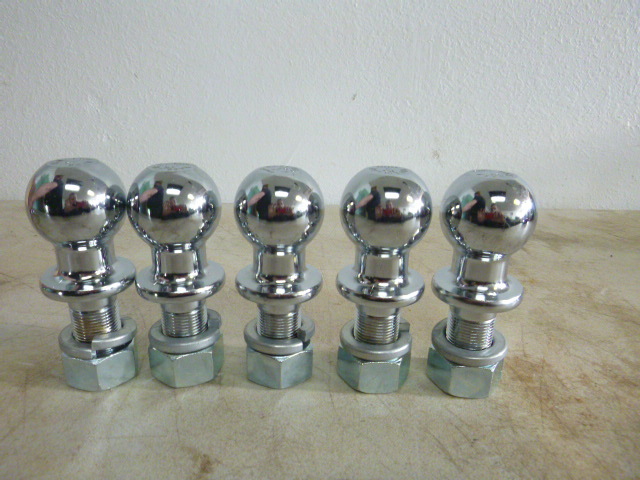 lot 18 image: 5 Balls