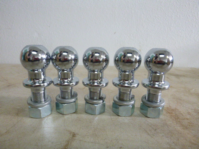 lot 19 image: 5 Balls