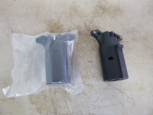 lot 31 image: 2 Valley 7 Pin to 4 Pin Adapters