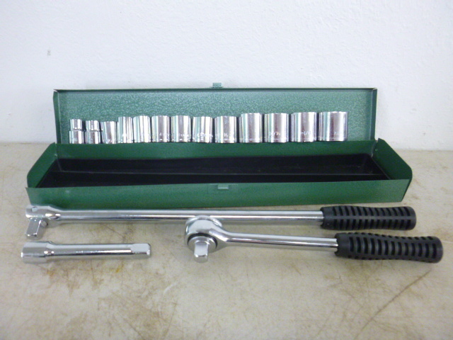 lot 85 image: 16 Piece Socket Set