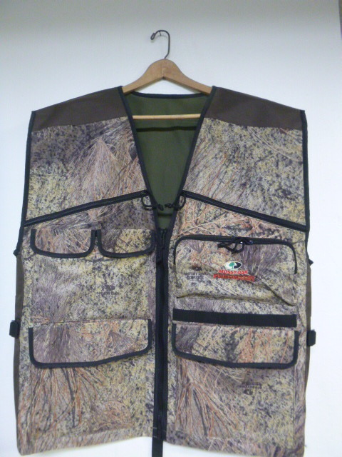 lot 238 image: Mossy Oak Predator Brush Vest