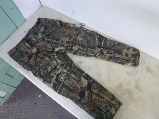lot 241 image: Yukon Gear Mossy Oak Pants