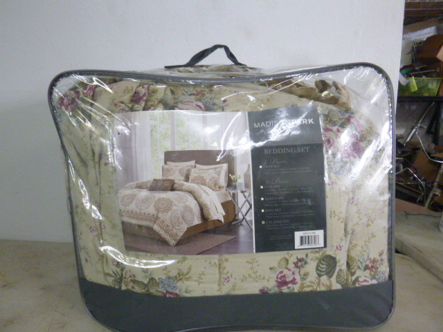 lot 330 image: Bed Comforter