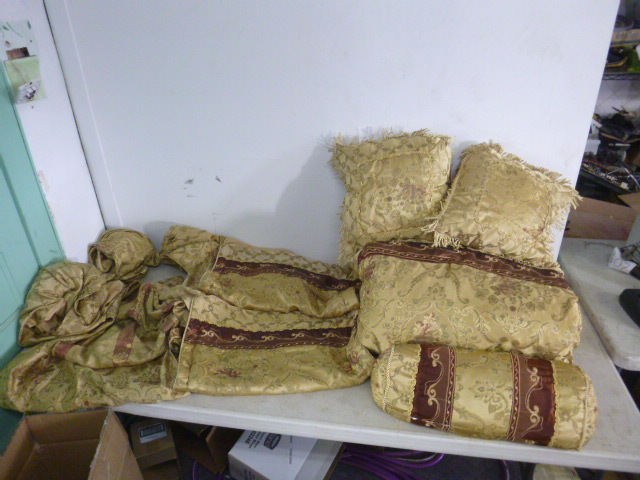 lot 331 image: Bed Comforter Set
