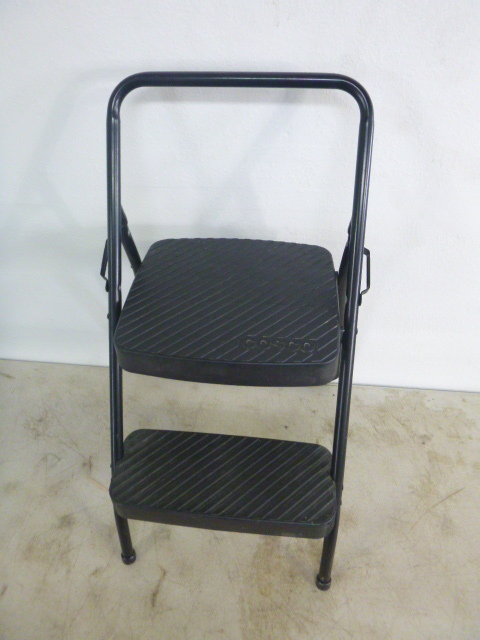 lot 341 image: Cosco Step Stool