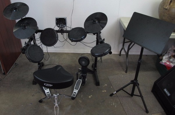 lot 1 image: LIKE NEW Alesis DM6 Electric Drum Set wExtras