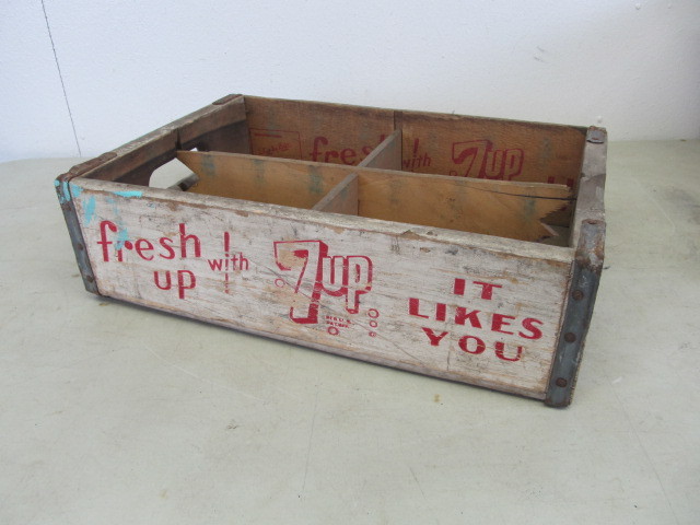 lot 10 image: Vintage Wood 7Up Soda Crate