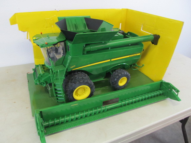 lot 15 image: Large Ertl John Deere 116 Battery Operated Toy