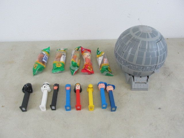lot 17 image: Star Wars Toy & Pez Dispensers