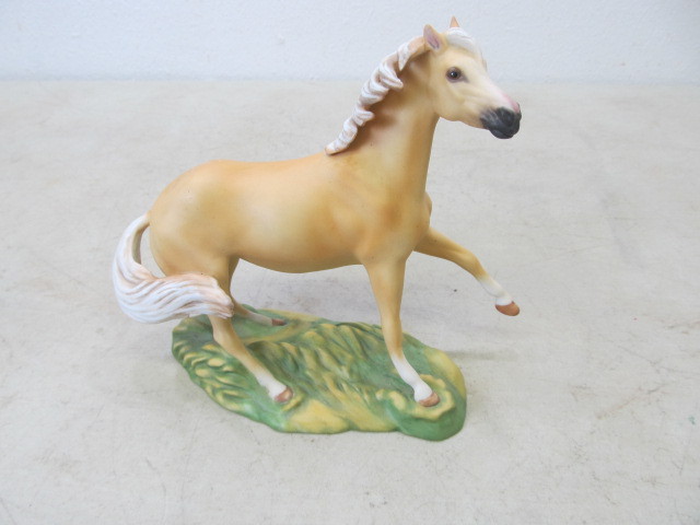 lot 29 image: Franklin Mint Quarterhorse Horse Figurine