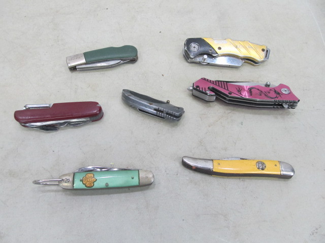 lot 37 image: Lot of Vintage & Newer PocketFolding Knives