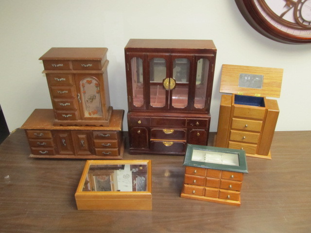 lot 71 image: Group of Vintage Wooden Jewelry Boxes