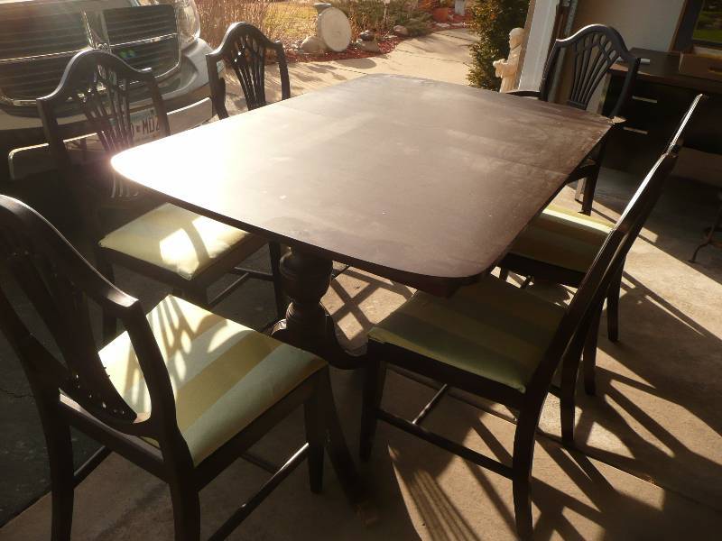 lot 6 image: Nice Vintage Table And Six Chairs - Nice Condition For Its Age - See Pictures