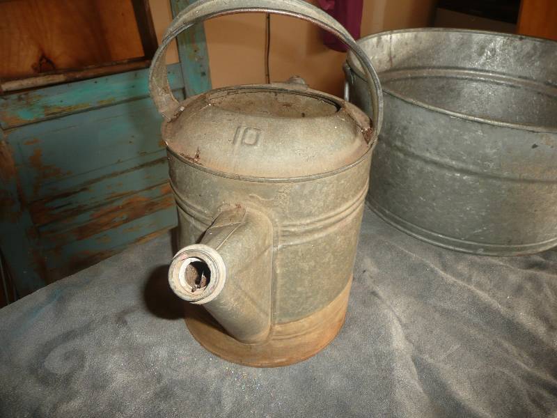lot 11 image: Vintage Galvanized Water Can & Tub - See Pictures