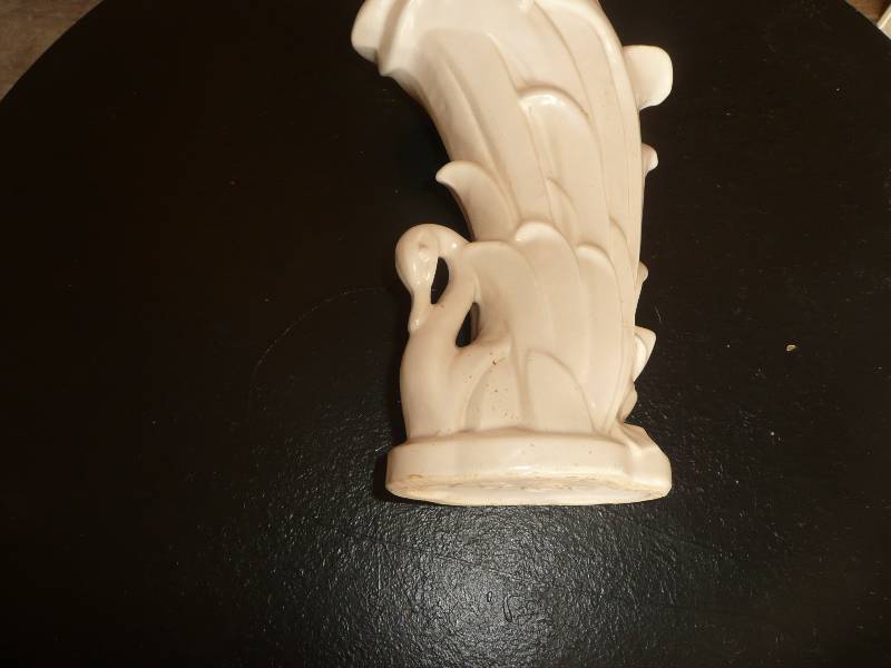 lot 21 image: Vintage McCoy White Beige Glazed Swan Art Pottery Vase - Very Good Condition - Approx 10high 6wide