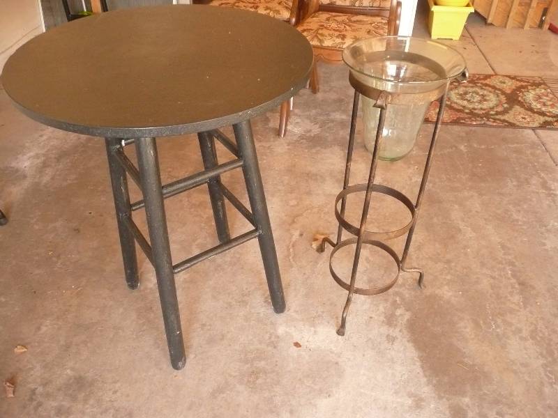 lot 30 image: Stool Table & Vase Stand - Approx 30high 24 in diameter - See Pictures
