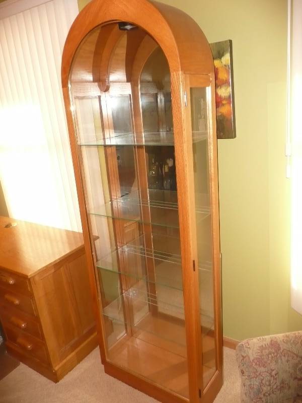 lot 32 image: Vintage Lighted Light Oak Oval Curio Cabinet - Very Nice Condition - See Pictures - Approx 76tall 25wide 11deep