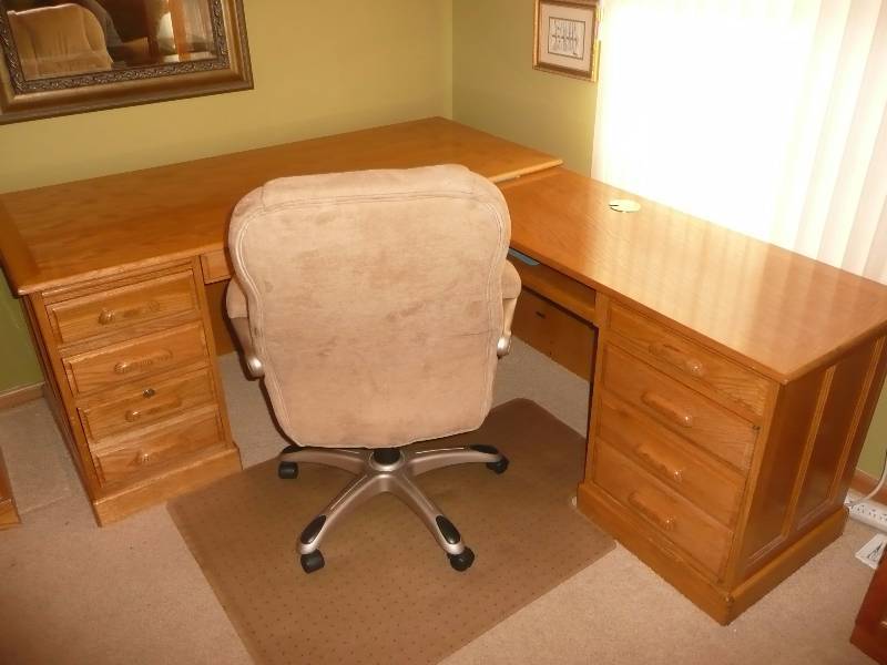 lot 33 image: Oak L Shaped Desk - Very Good Condition - Over $1500.00 When New - Comes With Suede Desk Chair & Carpet Protector - Approx 65long 76long 30high