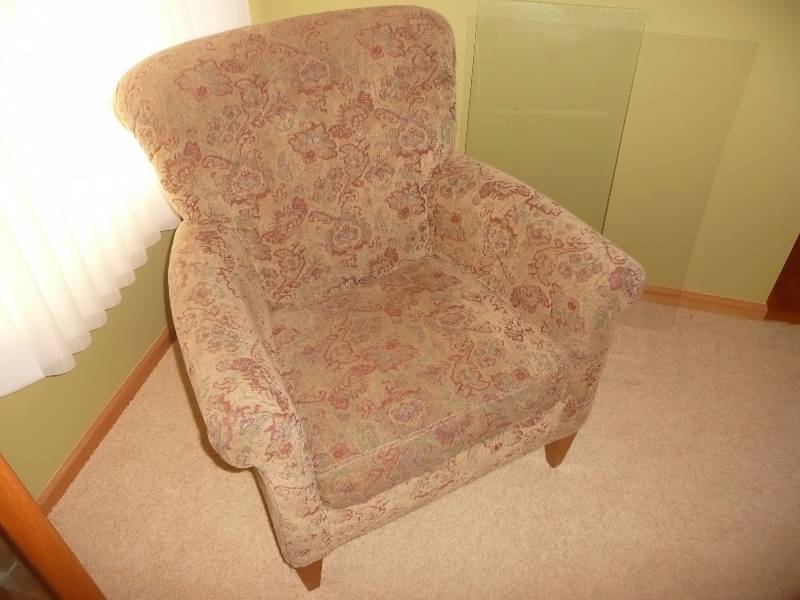 lot 34 image: Chair & Love-seat - In Good Condition - See Pictures