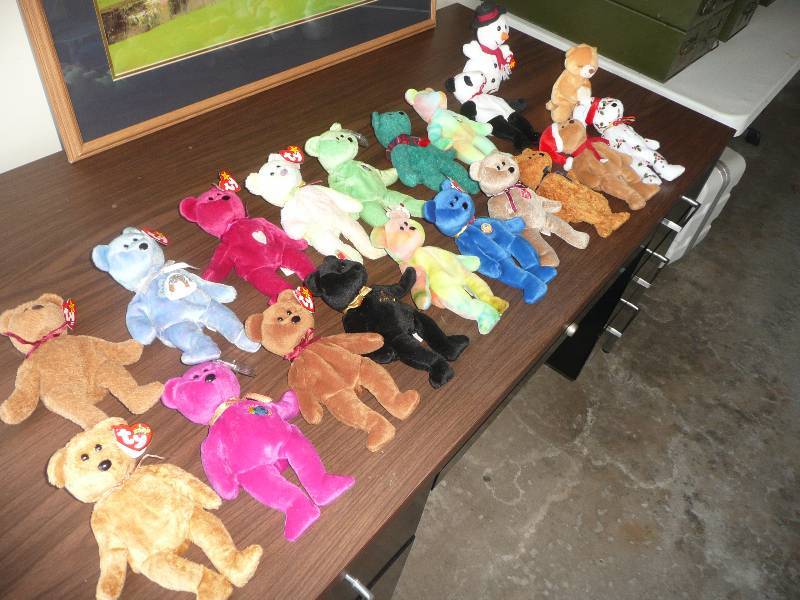 lot 46 image: Vintage Ty Beanie Babies Bears Collection