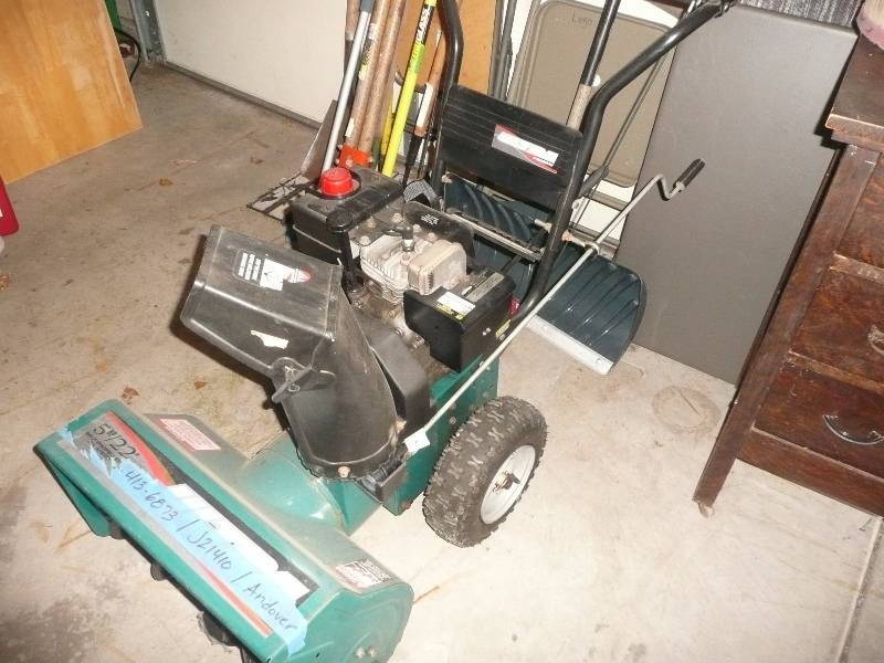 lot 58 image: Snowblower Murray 5hp 22 - Works Good & Is In Good Condition