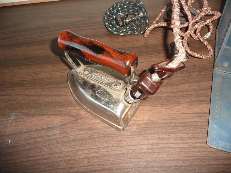 lot 59 image: Vintage Sunbeam Electric Iron with case - Very Good Condition - see pictures