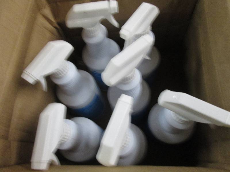 lot 20 image: 7 - 1 quart spray bottles of glass ...