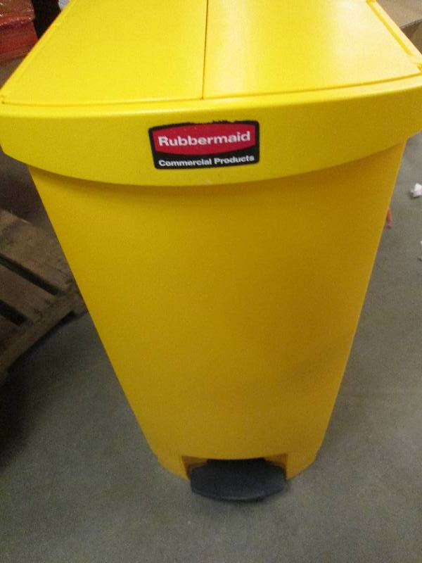 lot 45 image: 1 rubbermaid 24 gallon plastic step...