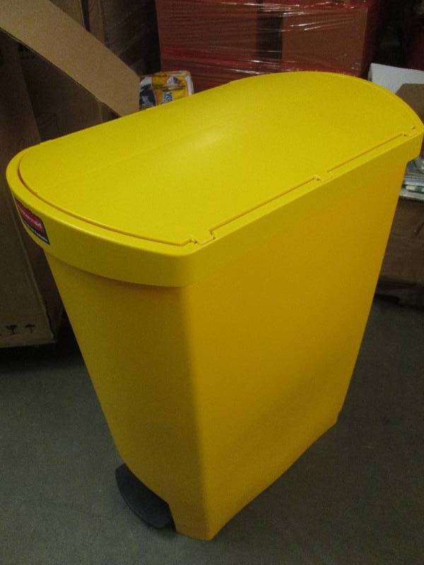 lot 46 image: 1 rubbermaid 24 gallon plastic step...