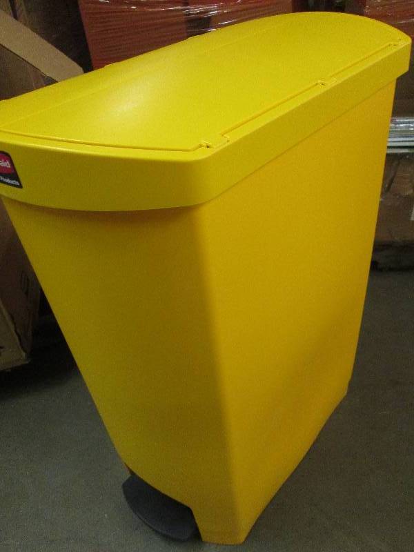 lot 47 image: 1 rubbermaid 24 gallon plastic step...