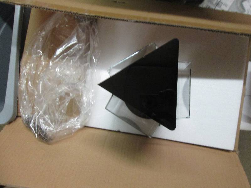 lot 173 image: 1 case of 5 small displays 1 is bro...