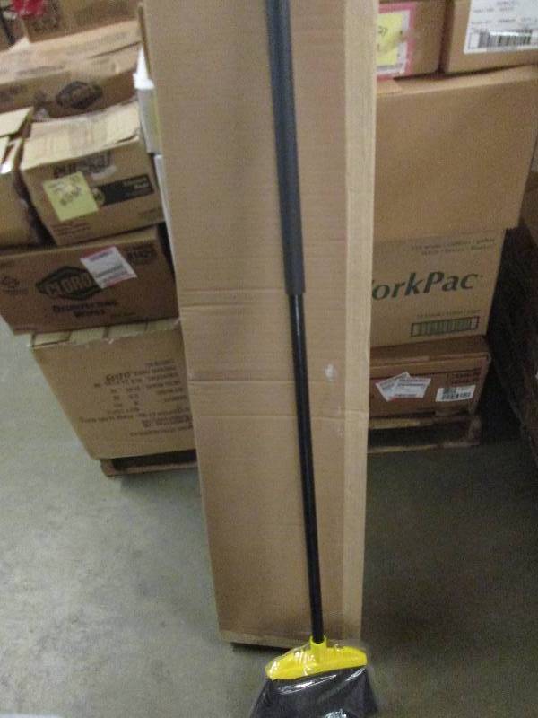 lot 260 image: 6 pack of rubbermaid brooms new ...