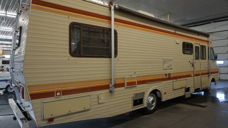 lot 1 image: 1988 Fleetwood Bounder 34 Class A Motorhome. NO RESERVE