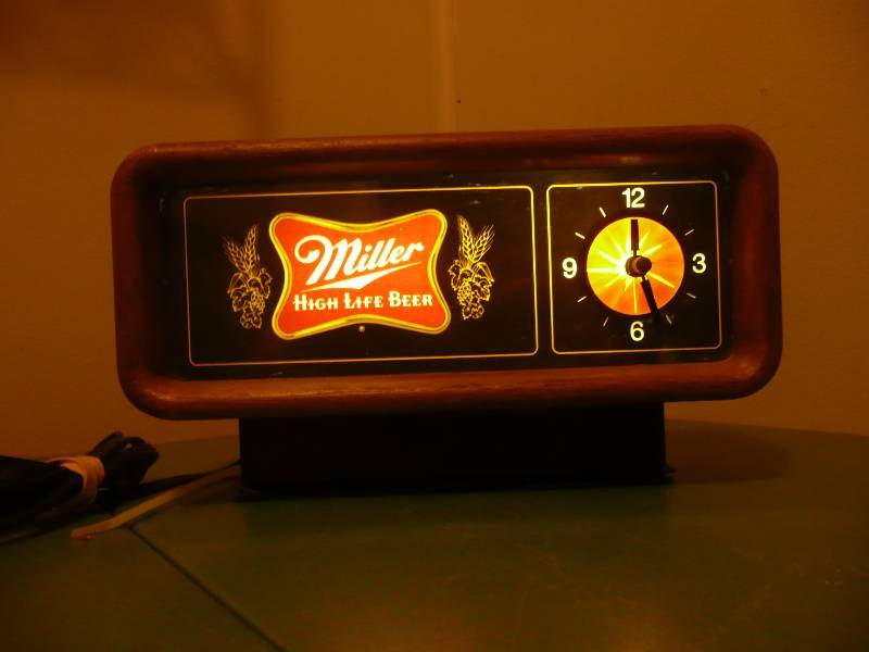 lot 18 image: Vintage Miller High Life ClockSpinning Light - Works Great - Very Cool Piece