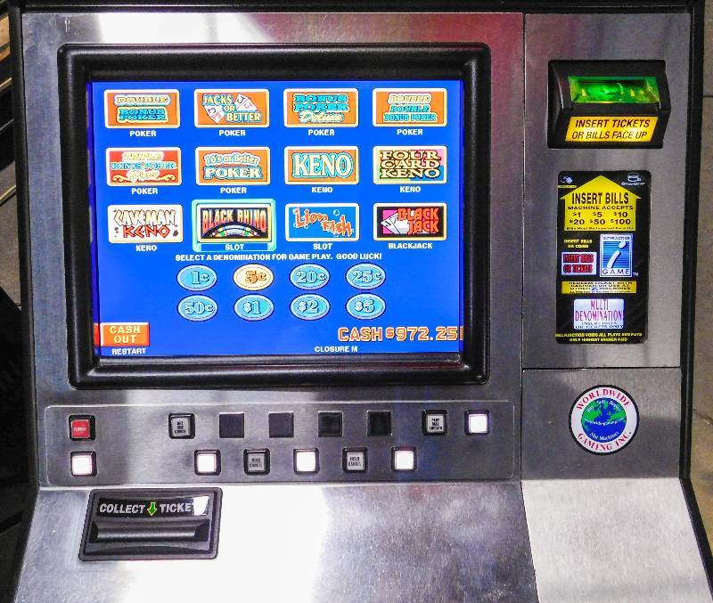 IGT UNIVERSAL Slant-Top Game King Video Poker & More Machine (71 Games In  One) (Multiple Coin-play Included)