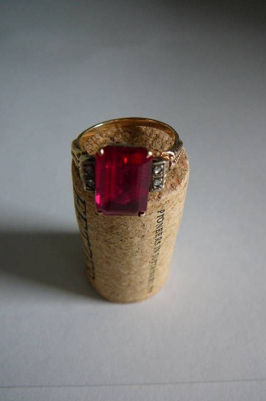 10k Ring Ruby with 4 Diamonds 2.7g