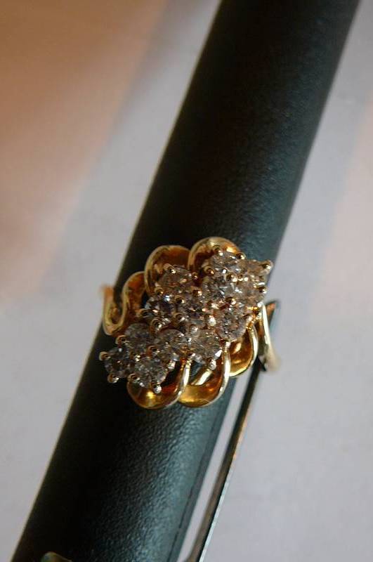 14Kp Ladies Diner Ring with 13 Diamonds 4g