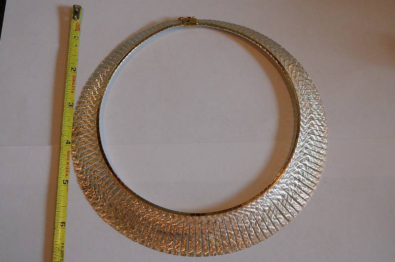 39.2g Silver with gold colored Collar