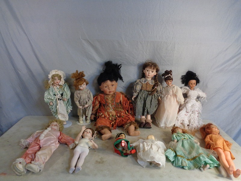 lot 118 image: Dolls