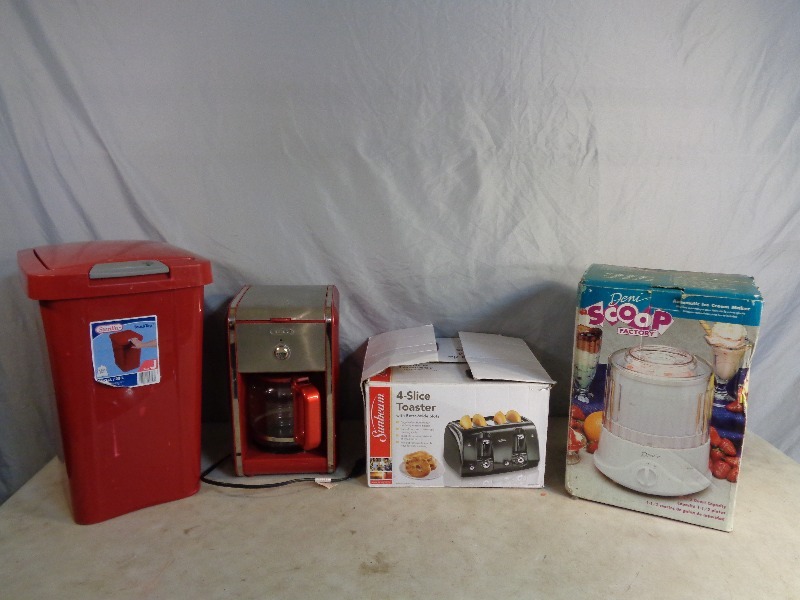 lot 123 image: Kitchen Appliances