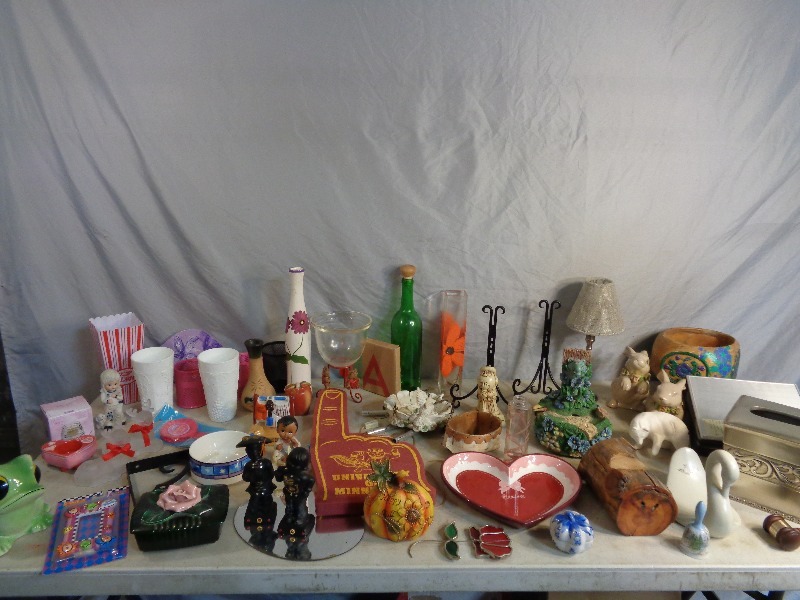 lot 127 image: Home Decor and Collectibles