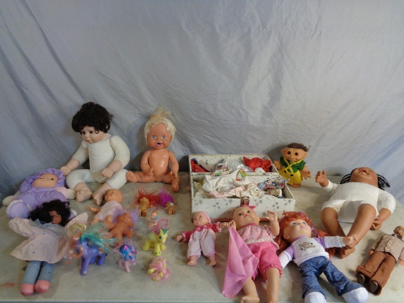 lot 129 image: Dolls and Vintage Trunk Full of Doll Accessories