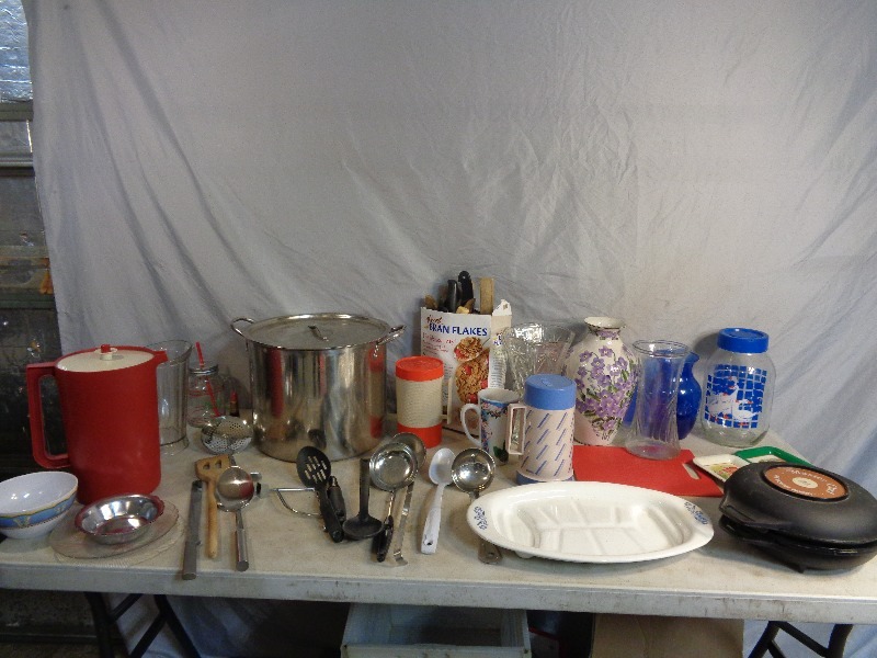 lot 130 image: Kitchen Items