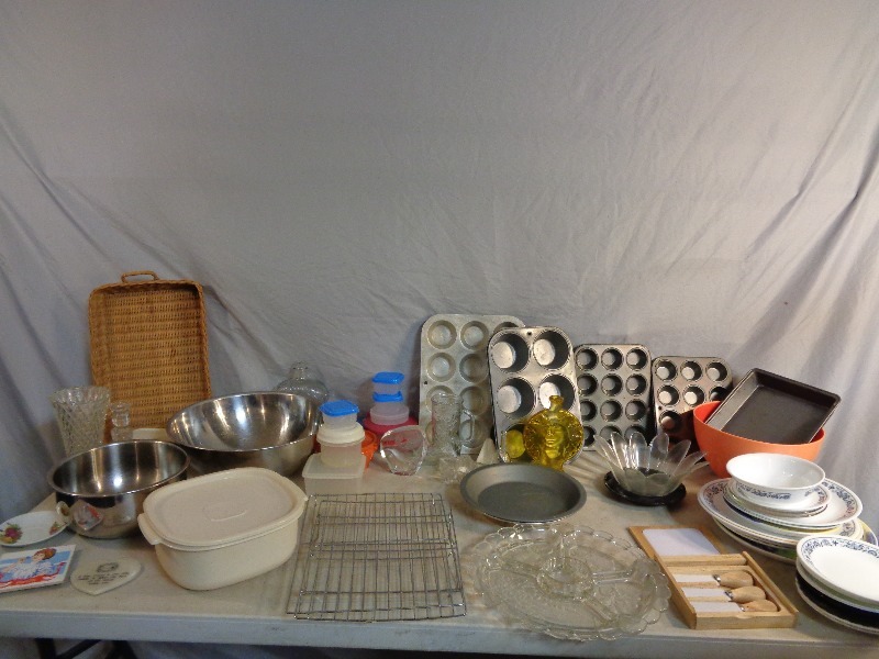 lot 141 image: Stainless Steel Bowls, Muffin Pans, and More