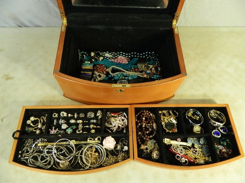 lot 1 image: Jewelry Box with Jewelry