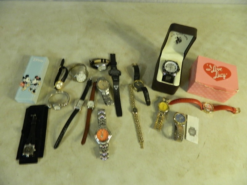 lot 14 image: Assorted Watches