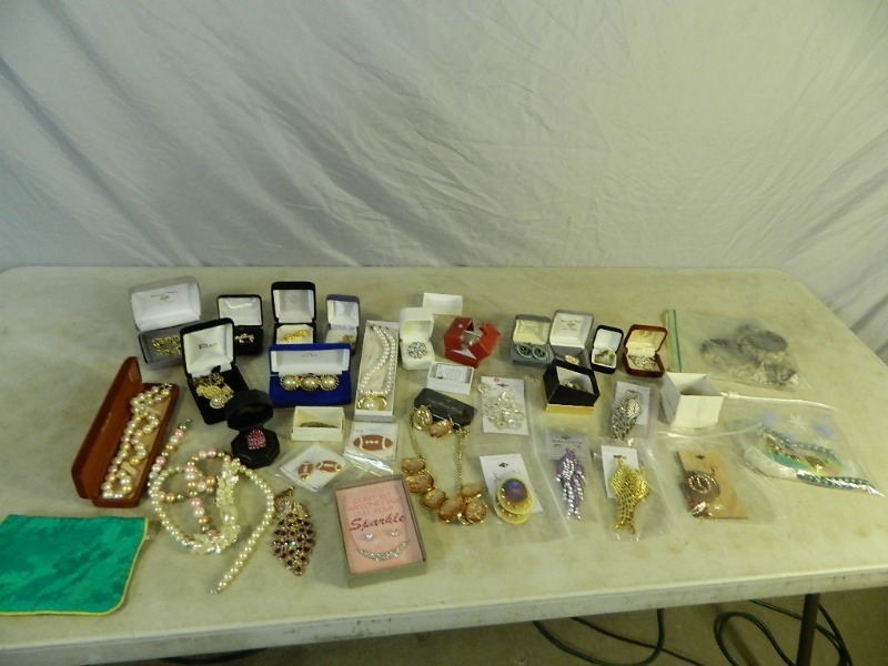 lot 15 image: Assorted Estate Jewelry